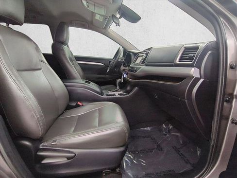 Used 2019 Toyota Highlander LE FWD image 23