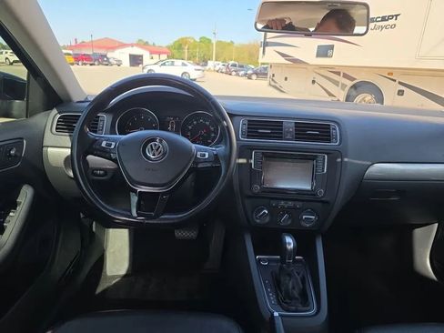 Used 2017 Volkswagen Jetta SE image 14