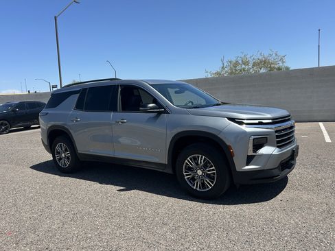 Used 2025 Chevrolet Traverse LT FWD image 7