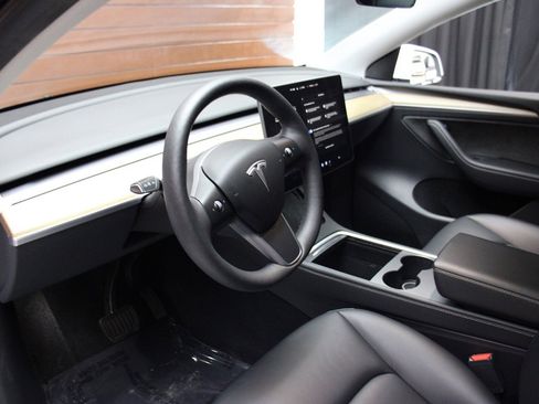 Used 2023 Tesla Model Y Long Range image 27