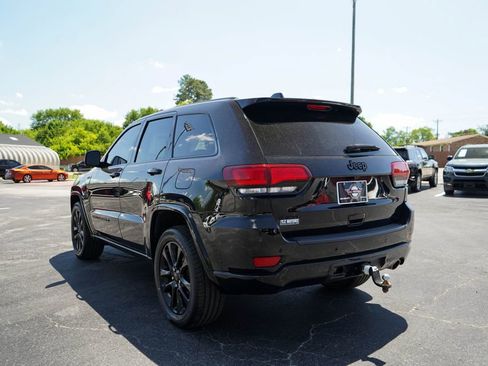 Used 2022 Jeep Grand Cherokee Laredo X AWD/4WD image 3