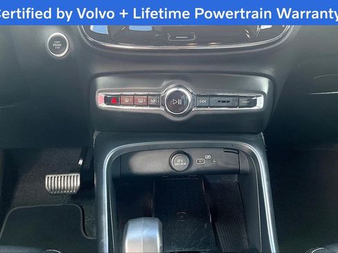 Certified 2025 Volvo XC40 B5 Core image 40