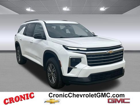 Used 2025 Chevrolet Traverse LT image 1