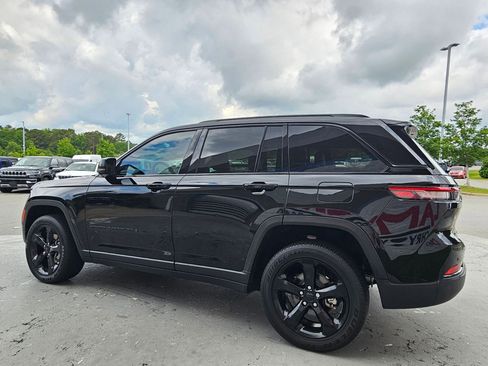 Used 2024 Jeep Grand Cherokee Altitude AWD/4WD image 5