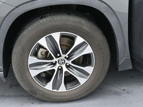 Used 2022 Toyota Highlander XLE FWD image 42