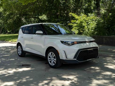 Used 2025 Kia Soul LX FWD image 2