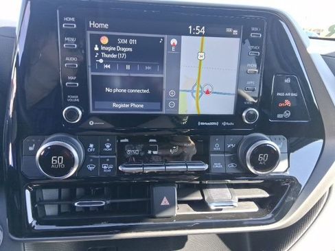 Used 2022 Toyota Highlander XLE image 24