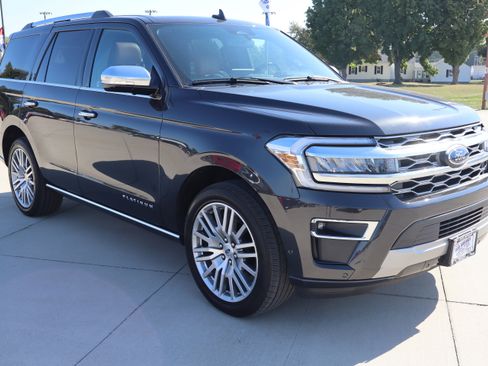 Used 2024 Ford Expedition Platinum image 3