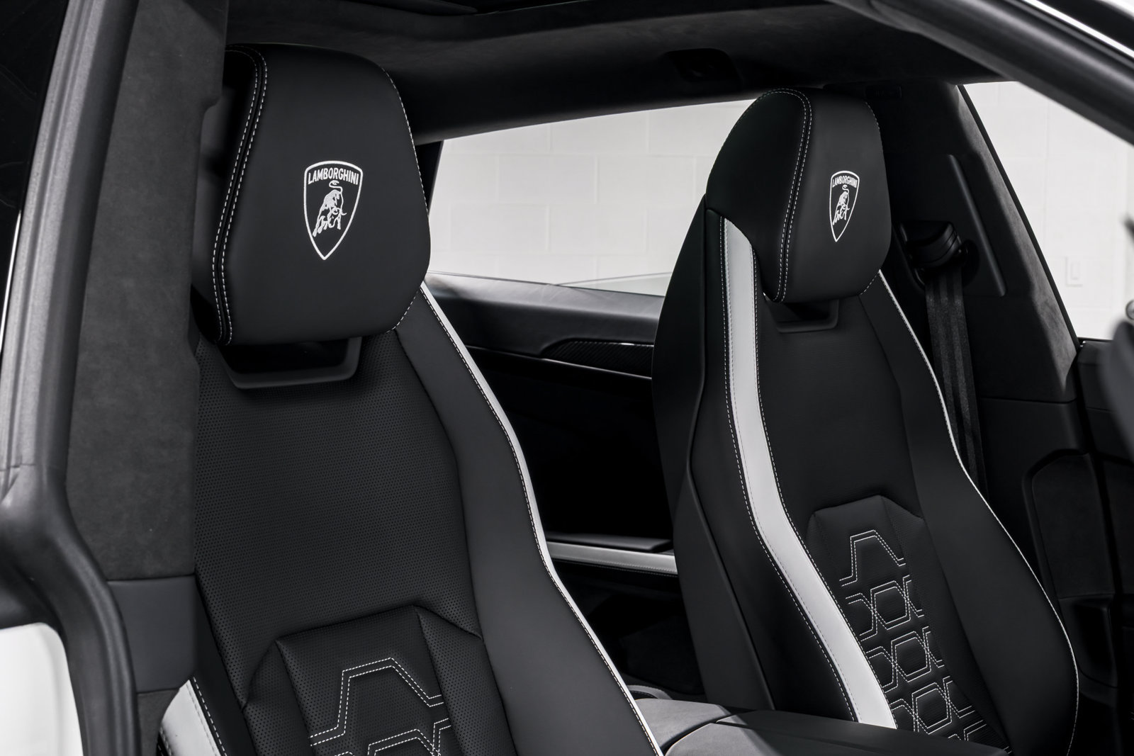 Used 2025 Lamborghini Urus SE AWD/4WD image 39