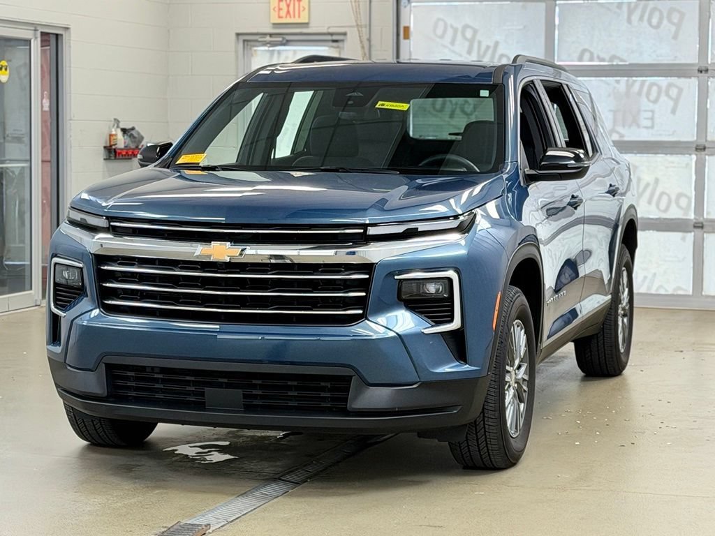 Used 2025 Chevrolet Traverse LT FWD image 3