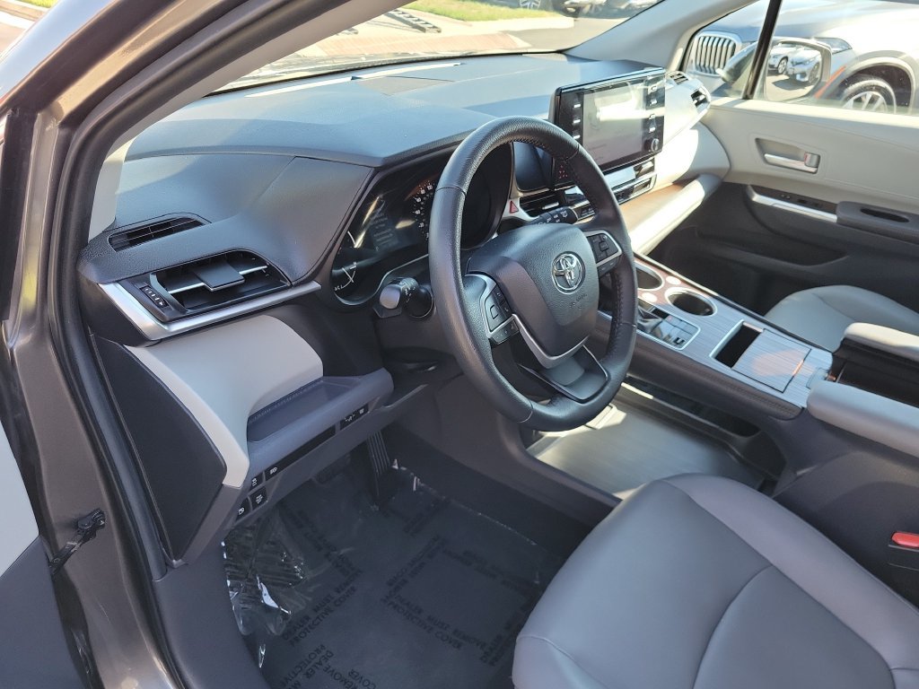 Used 2024 Toyota Sienna XLE FWD image 20
