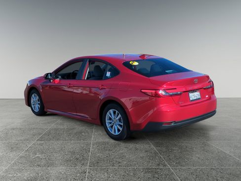 Used 2025 Toyota Camry LE image 3