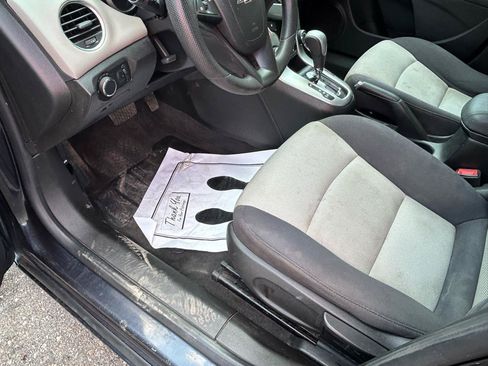 Used 2014 Chevrolet Cruze LS FWD image 10