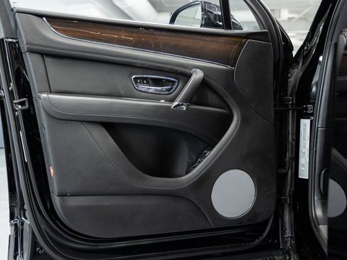 Used 2020 Bentley Bentayga AWD/4WD image 24