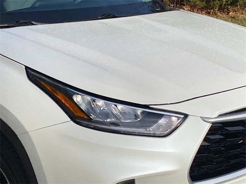 Used 2020 Toyota Highlander L w/ Phone Cable & Charge Package image 4