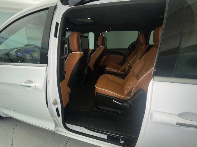 Used 2024 Chrysler Pacifica Pinnacle FWD image 23