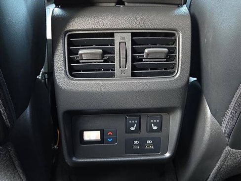 Used 2021 Nissan Rogue Platinum FWD image 17