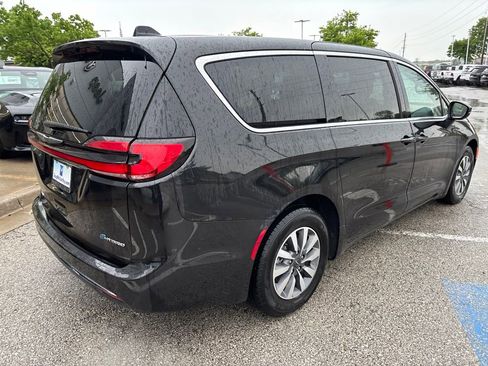 Used 2023 Chrysler Pacifica Touring-L FWD image 24