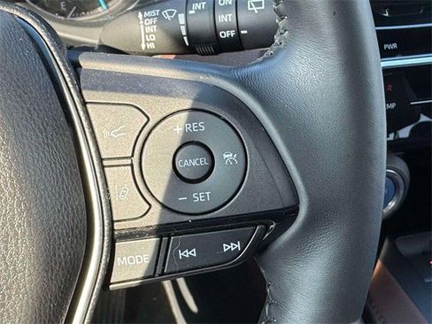 Used 2022 Toyota Venza XLE image 22