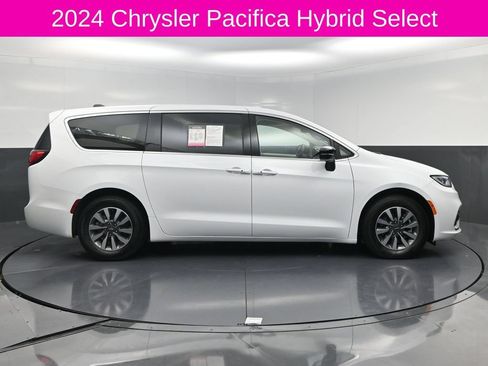 Used 2024 Chrysler Pacifica Limited FWD image 4