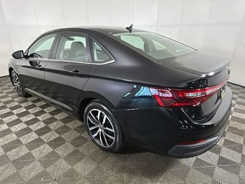 Used 2025 Volkswagen Jetta SE FWD image 4