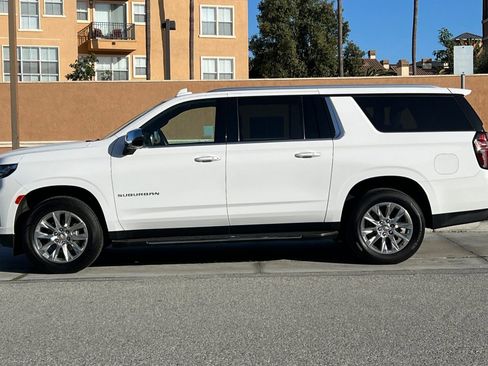 Used 2023 Chevrolet Suburban Premier image 7
