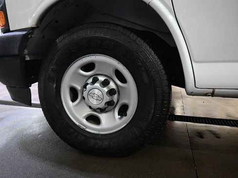 Used 2017 Chevrolet Express 3500 image 17