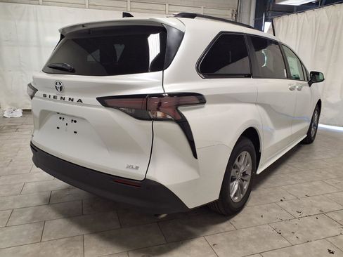 New 2026 Toyota Sienna XLE image 9