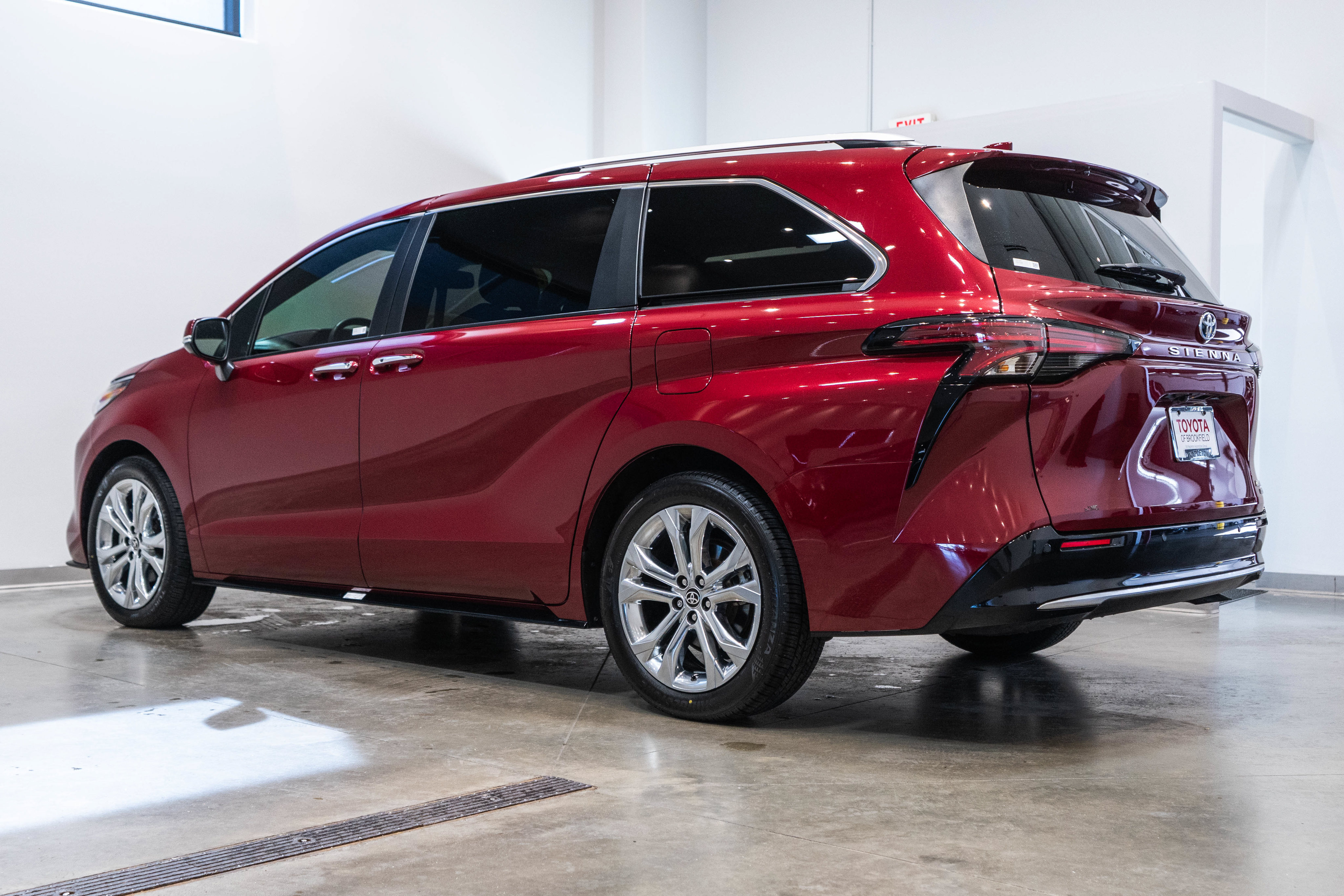 Used 2023 Toyota Sienna Platinum FWD image 7