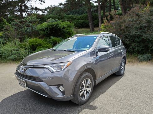 Used 2016 Toyota RAV4 XLE AWD/4WD image 3