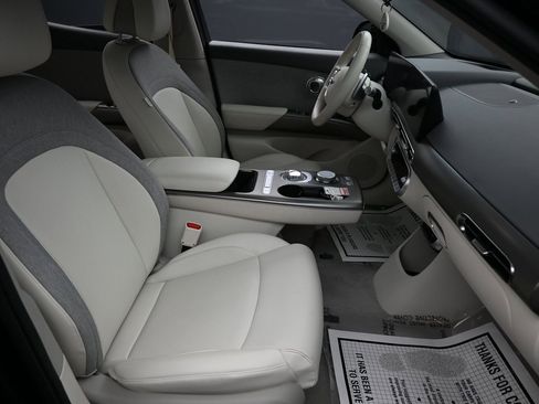 Used 2024 Genesis GV60 RWD image 38