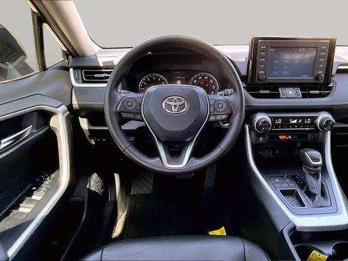 Used 2019 Toyota RAV4 XLE Premium FWD image 8