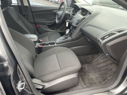Used 2018 Ford Focus SE w/ SE Appearance Package image 30