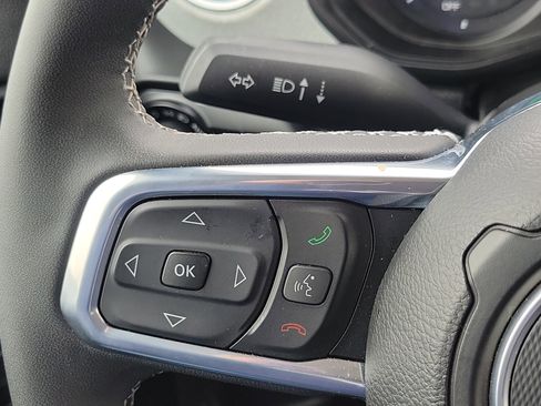 Used 2025 Jeep Wrangler Unlimited Sahara image 11