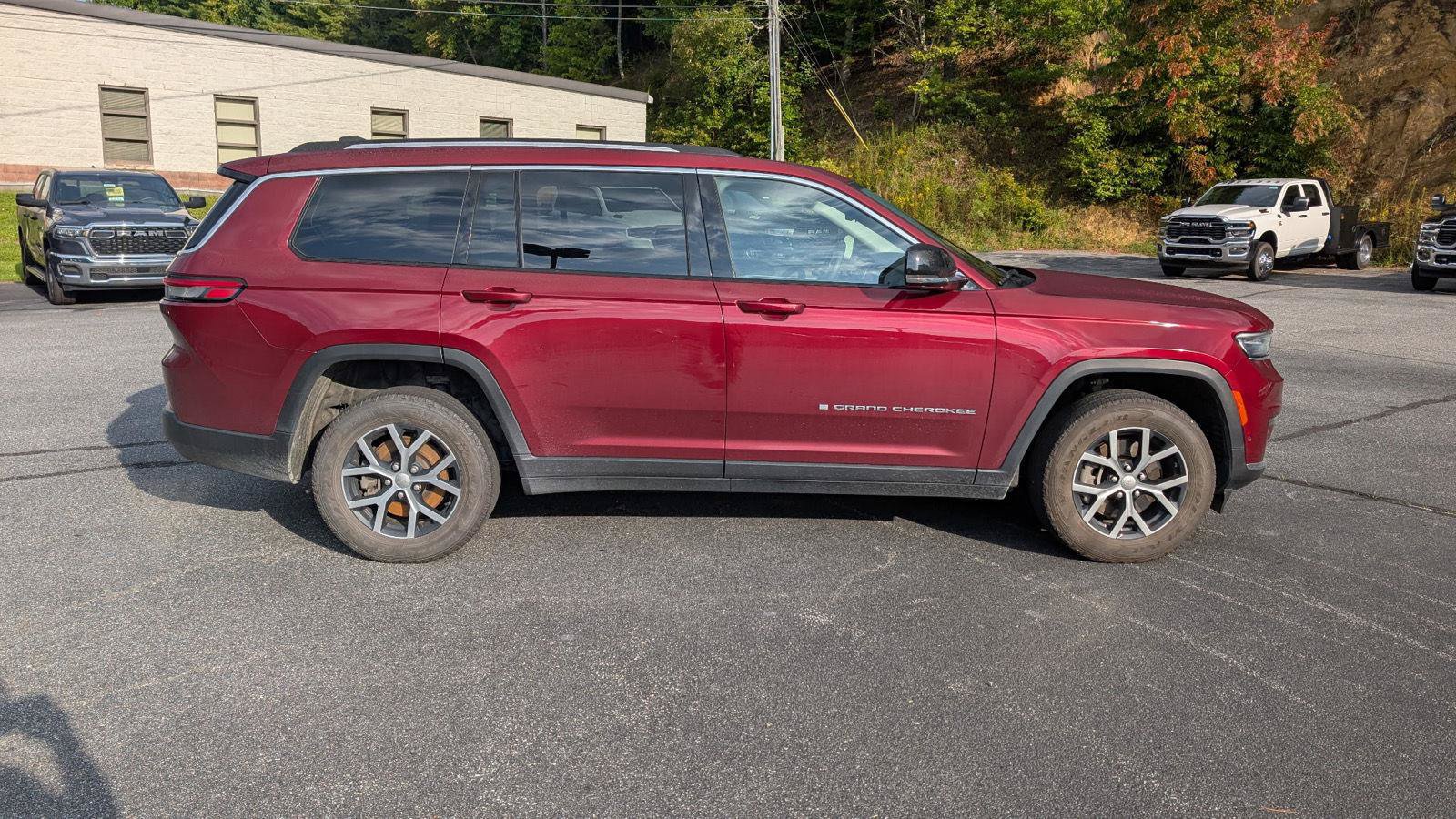 Used 2023 Jeep Grand Cherokee L Limited w/ Luxury Tech Group II AWD/4WD image 36