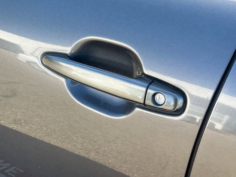 Used 2010 Toyota Highlander SE image 19