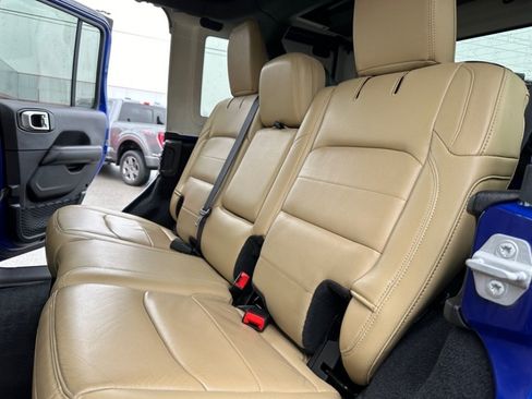 Used 2019 Jeep Wrangler Unlimited Sahara w/ Uconnect 4C Nav & Sound Group AWD/4WD image 15