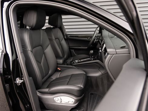 Certified 2026 Porsche Macan AWD/4WD image 34