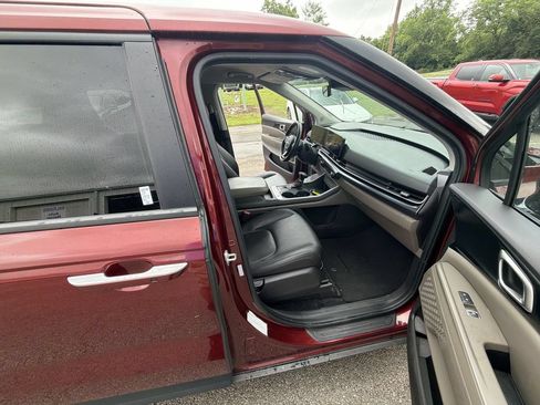 Used 2025 Kia Carnival FWD image 24