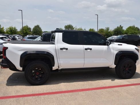 Used 2025 Toyota Tacoma TRD Pro AWD/4WD image 5
