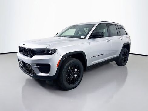 New 2025 Jeep Grand Cherokee Laredo image 3