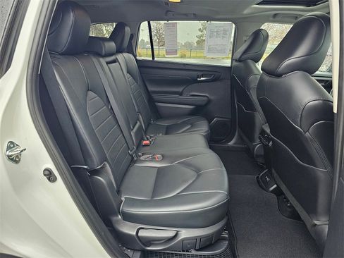 Used 2021 Toyota Highlander XLE image 12