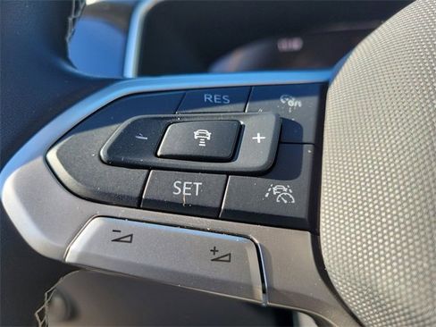 Certified 2025 Volkswagen Taos SE image 23