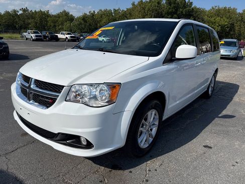 Used 2019 Dodge Grand Caravan SXT FWD image 2