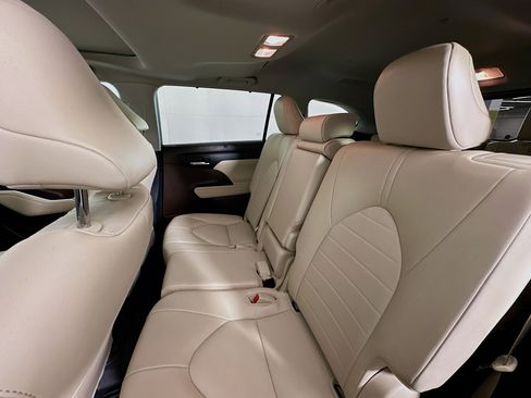 Used 2022 Toyota Highlander XLE image 28