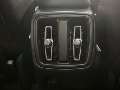 Used 2025 Volvo XC40 B5 Plus AWD/4WD image 29