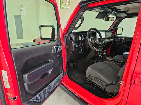 Used 2024 Jeep Wrangler Unlimited Rubicon AWD/4WD image 15
