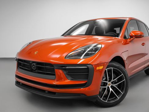Certified 2025 Porsche Macan image 7