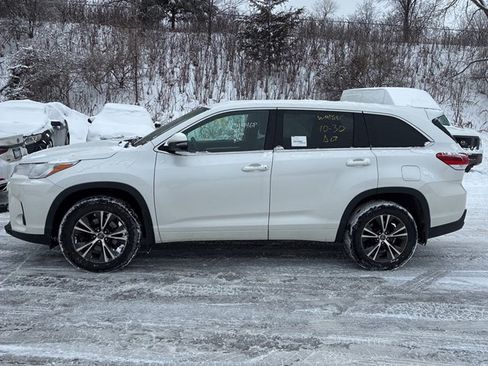 Used 2017 Toyota Highlander LE image 1