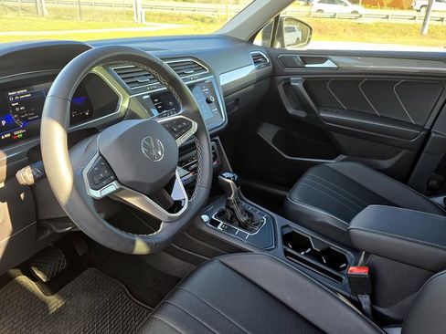 Used 2023 Volkswagen Tiguan SE w/ Panoramic Sunroof Package image 23